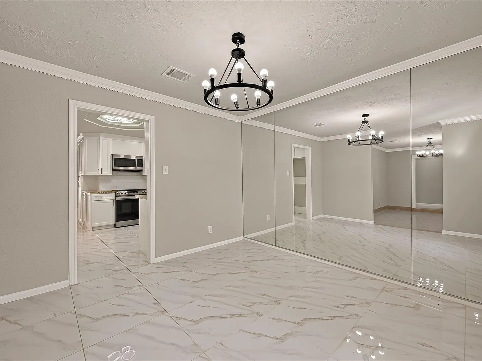 5 bed, 5.0 bath, 3285 sqft, $3,200 — Photo 4