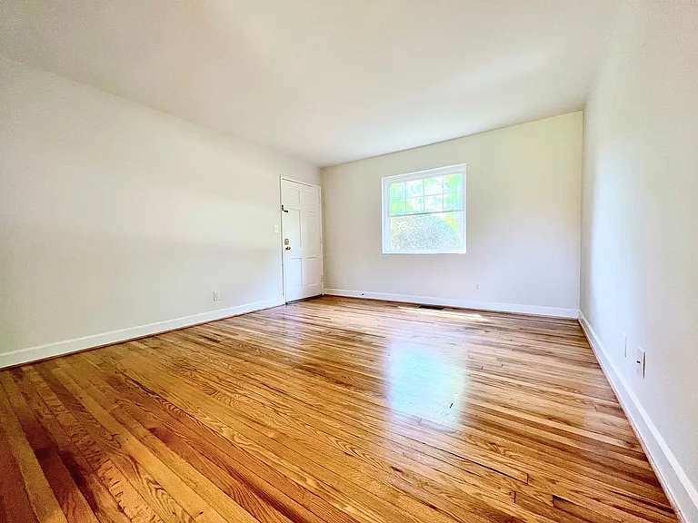 Lindley Park Manor — Photo 12