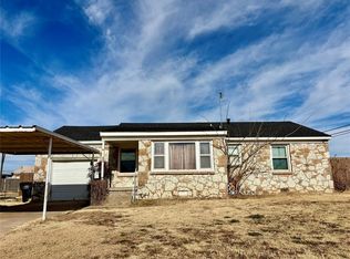 632 Circle Dr, Watonga, OK 73772