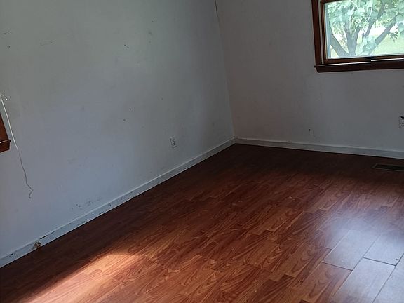 2nd image of 44 Nesbitt Rd