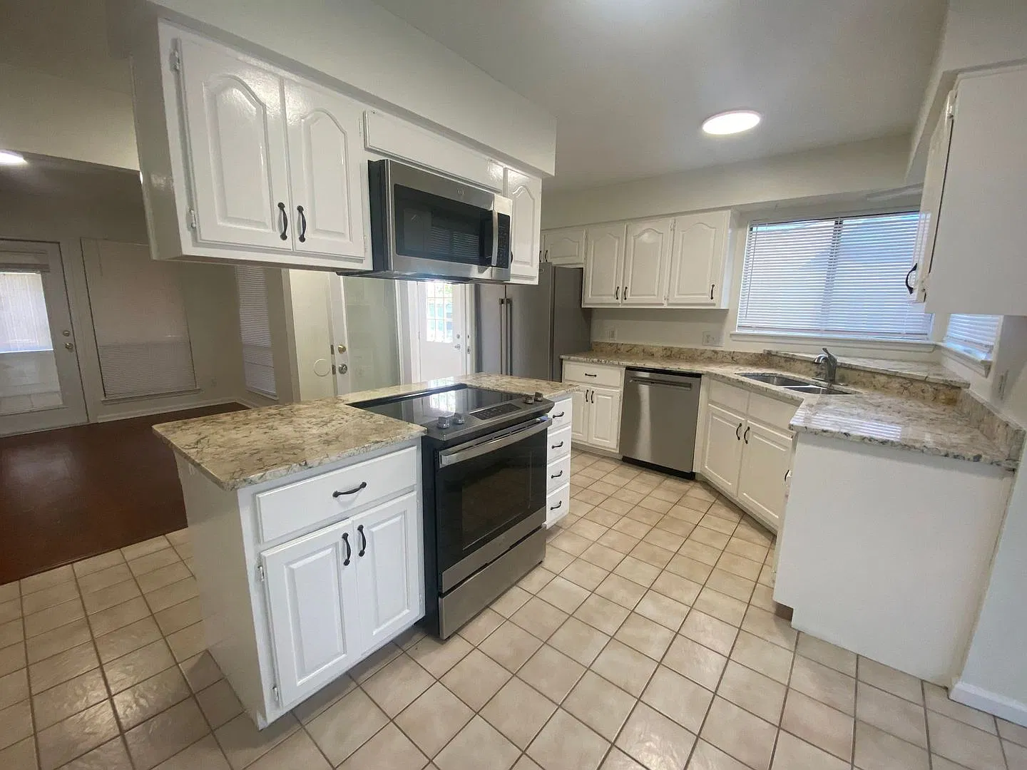 Expansive 3Bed/2Ba Home in a Cul-de-Sac Near Tyndall AFB! *1/2 OFF 1st Month's Rent!* + *Military... — Photo 2