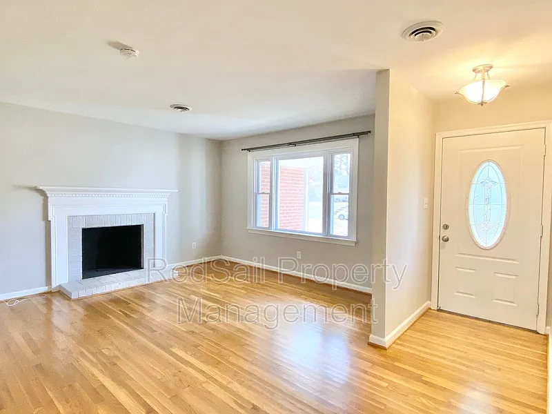 3 bed, 2.0 bath, 1381 sqft, $2,195 — Photo 2