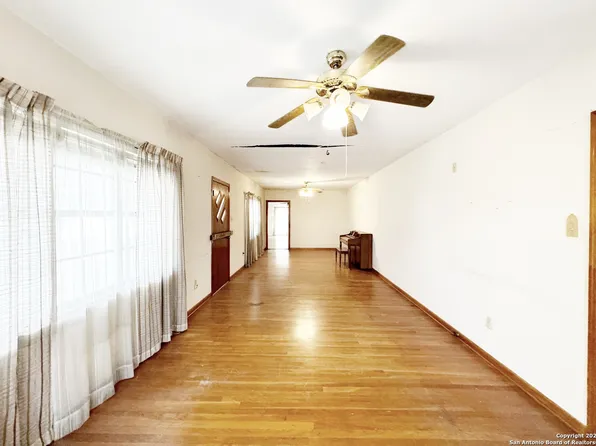 104 County Rd 2613, Moore, TX 78057