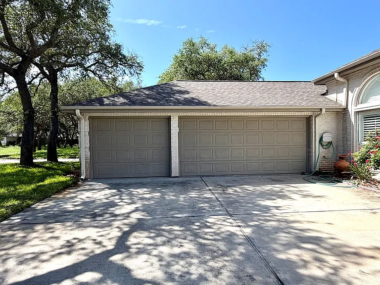 1913 Baywood Dr — Photo 2