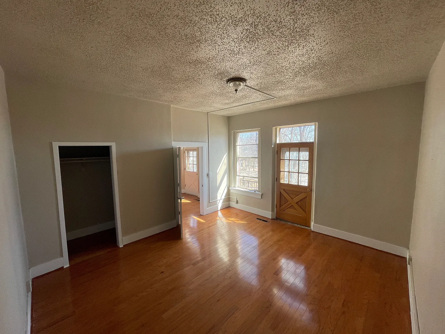 2 bed, 1200 sqft, $2,100 — Photo 4
