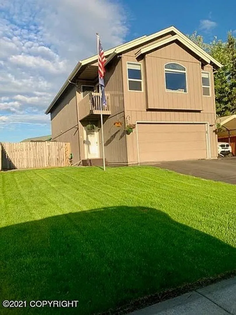 Beautiful South Anchorage Home — Photo 1