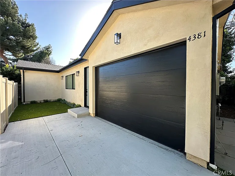 4381 Allott Ave — Photo 19