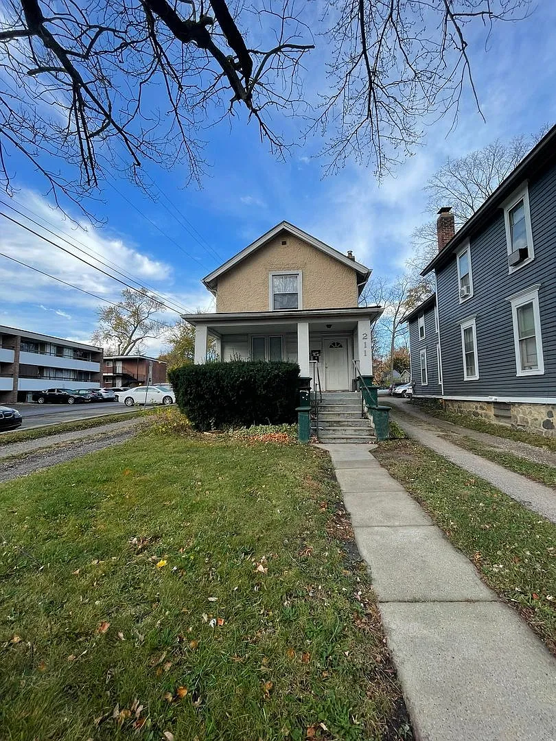 211 Ballard — Photo 3