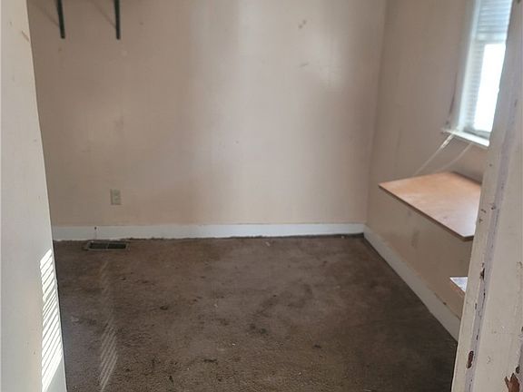 5th image of 131 Fairview Ave