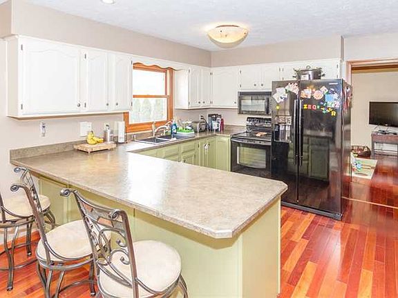 5th image of 924 Queensbury Dr