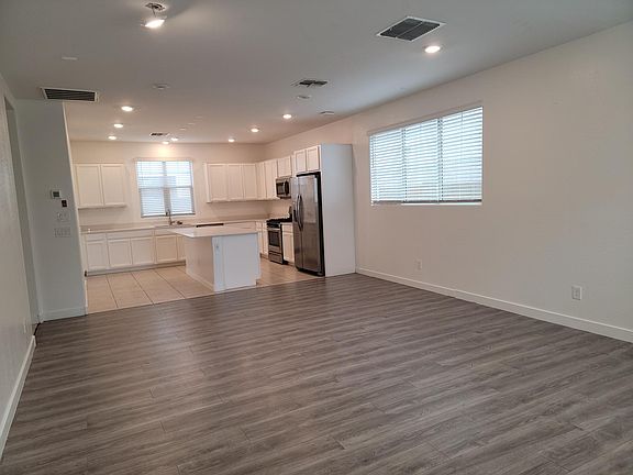 3rd image of 1152 E Newland Dr
