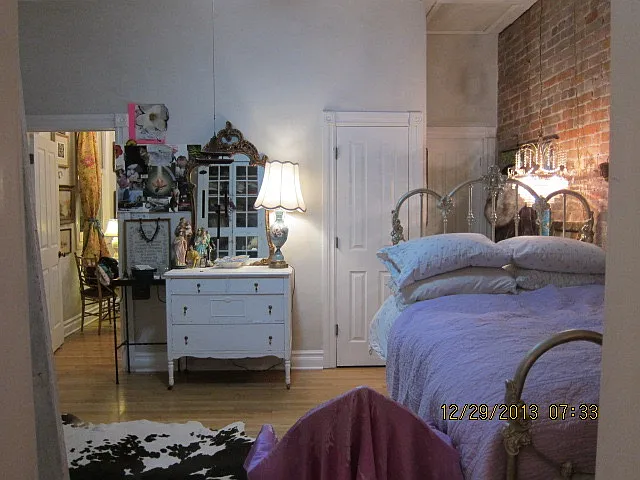Another photo of the main bedroom with one way of arranging furniture