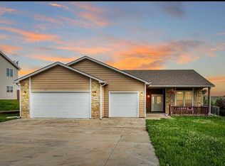 5208 Stone Crest Dr, Manhattan, KS 66503