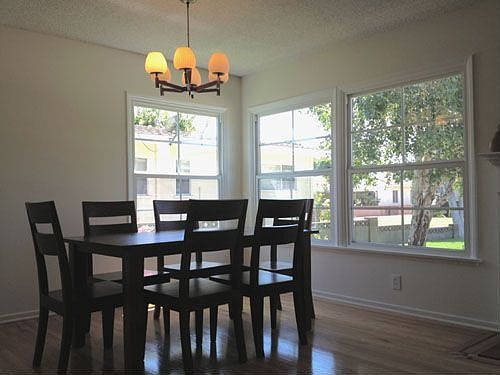 SPACIOUS FORMAL DINING AREA
