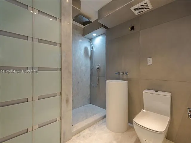 6423 Collins Ave — Photo 2