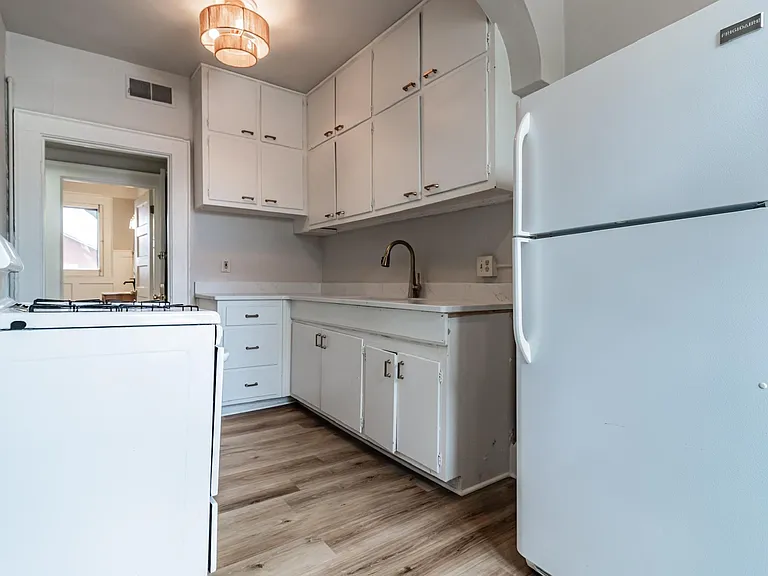 410 SE Riverside Dr #4 — Photo 7