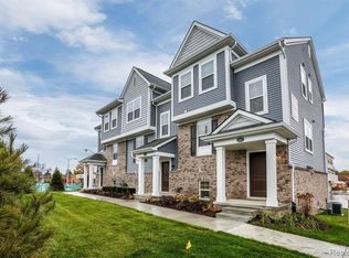 4962 Treeside Ln, Troy, MI 48098