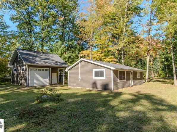 5362 Hillcrest St, Gladwin, MI 48624