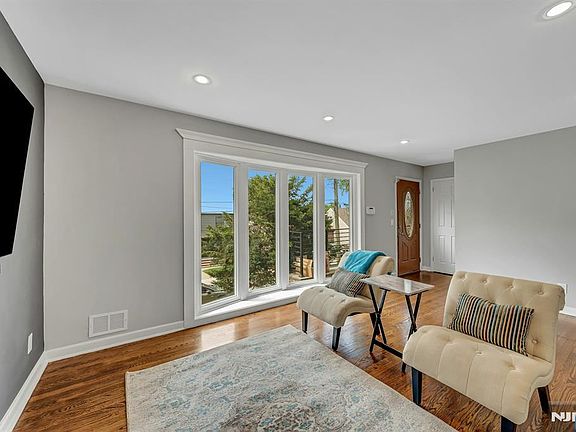 3rd image of 774 Ravenhill Pl