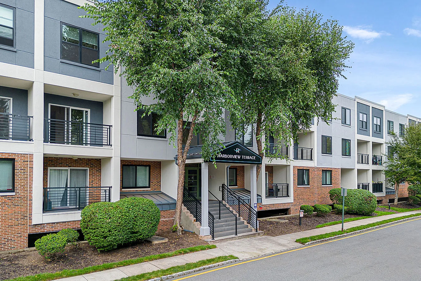 River Club Apartments — Photo 2