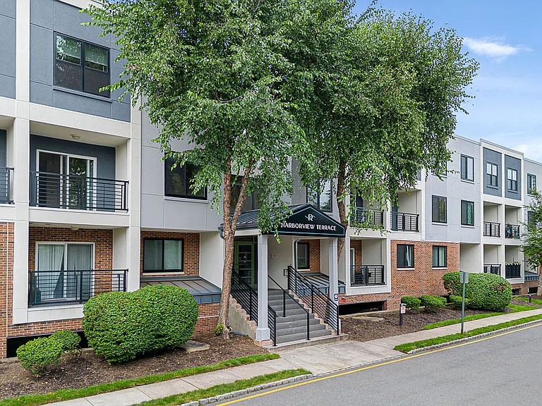 River Club Apartments — Photo 2