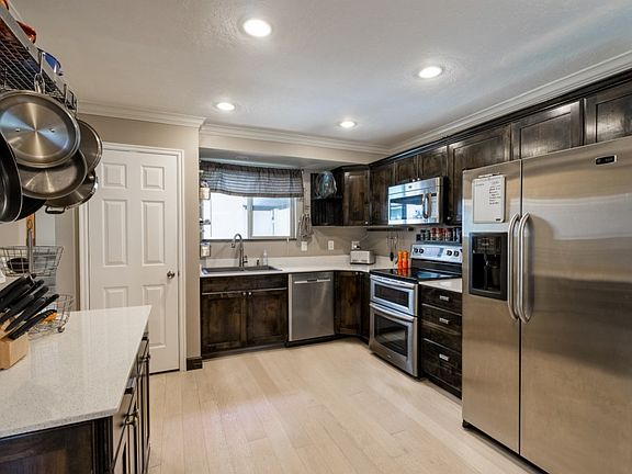 3rd image of 776 E Oakwood Park Dr