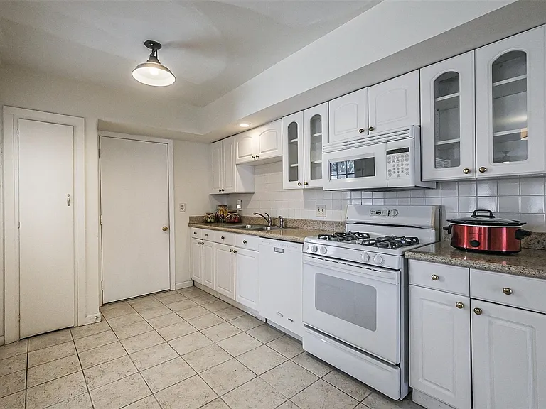 2601 Briarhurst Dr — Photo 12