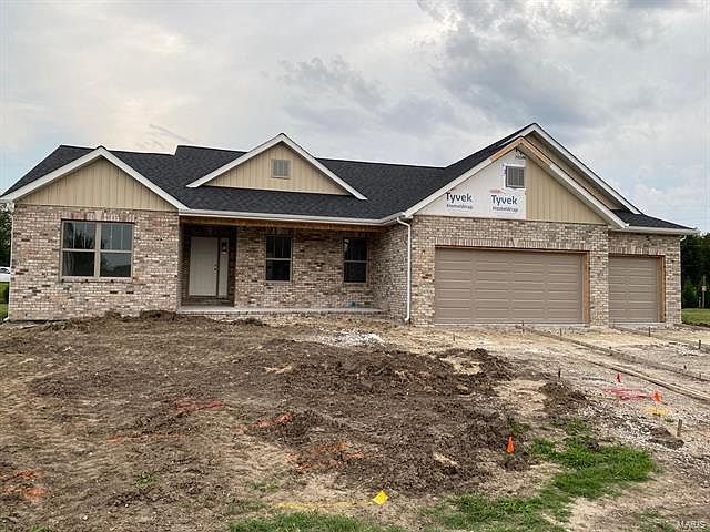 1st image of 225 Emerald Way W
