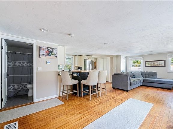5th image of 22 Jocelyn Ave