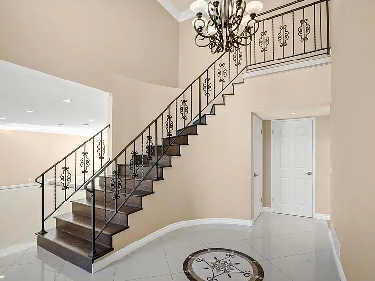1210 Swarthmore Dr — Photo 2