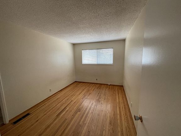 4th image of 924 Kennedy Dr