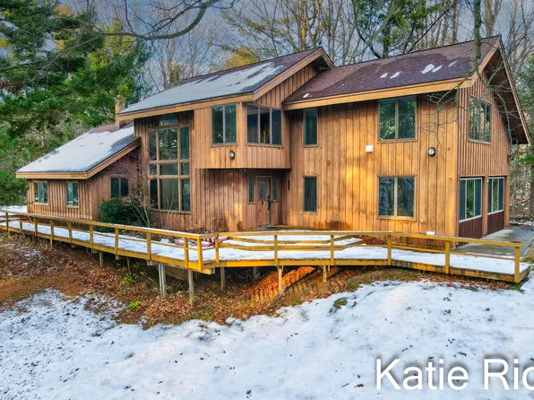 7113 S Scenic Dr, New Era, MI 49446