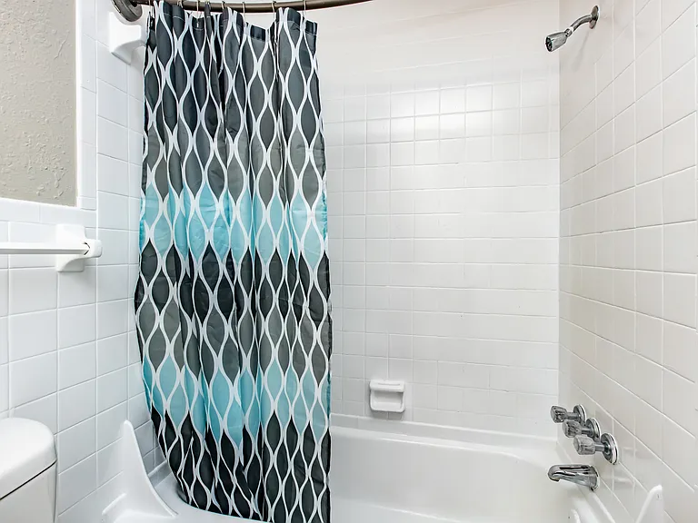 Lakewood Oaks Apartments — Photo 20