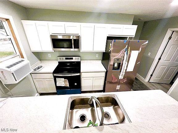 4th image of 3577 Edgewater Dr