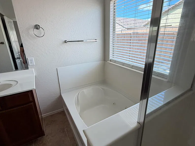 352 W Gascon Rd — Photo 8