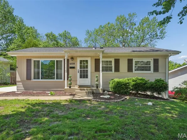 6709 Village Square Dr, Hazelwood, MO 63042