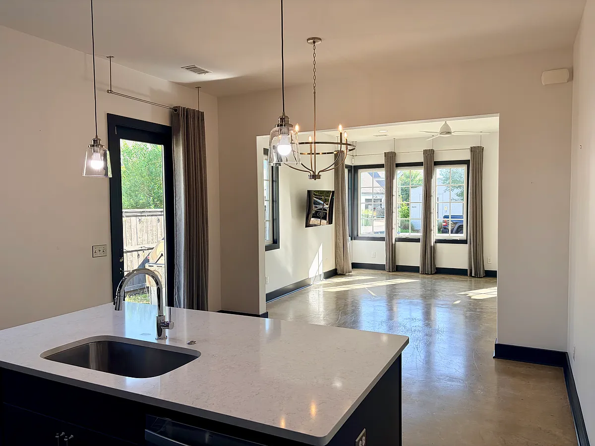 Light and Bright - 4657 Bloomsbury St
