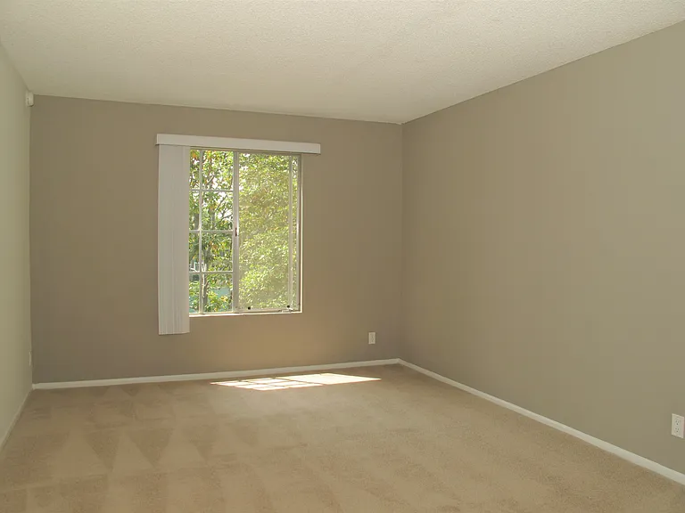 Versailles on the Lake Apartments — Photo 105