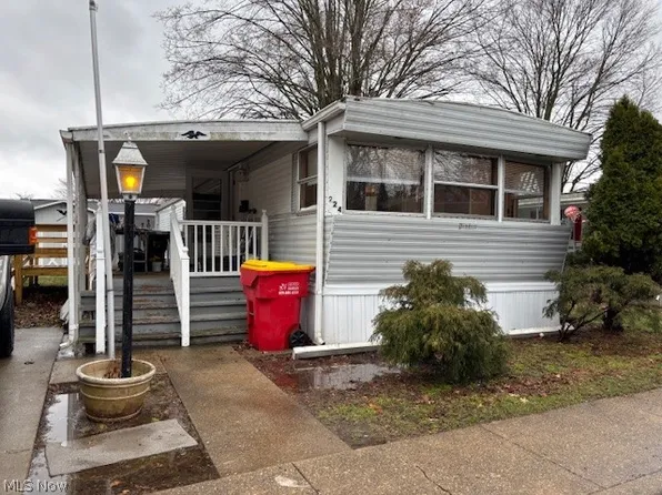 224 Windchasers Ln SE, New Philadelphia, OH 44663