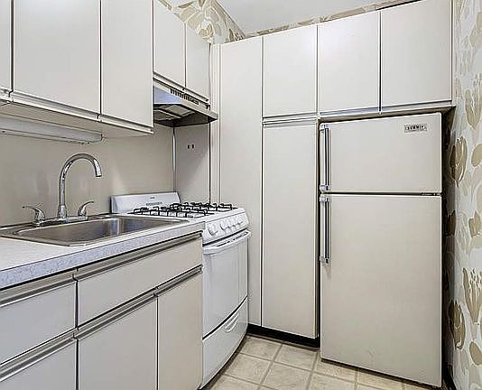 5th image of 220 E 54th St APT 6H