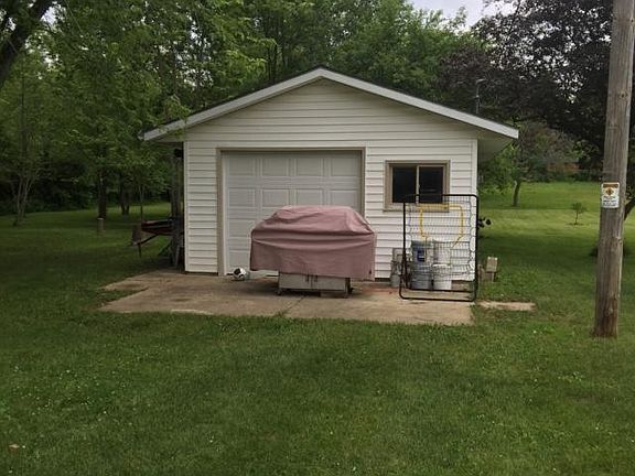 additional 1.5 car garage has separte 100 amp service