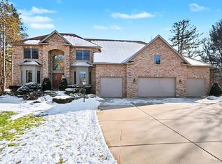 2215 Ridgemoor Ct, Burton, MI 48509