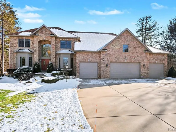 2215 Ridgemoor Ct, Burton, MI 48509