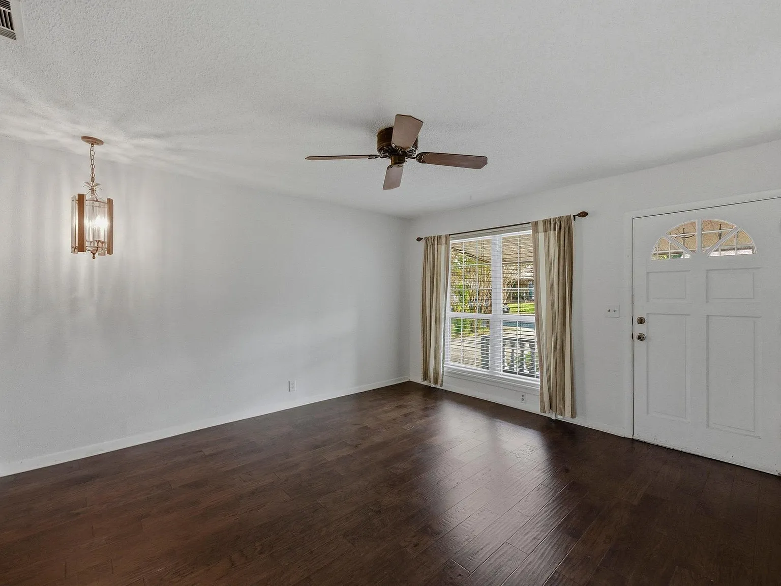 3 bed, 1.0 bath, 962 sqft, $1,900 — Photo 4