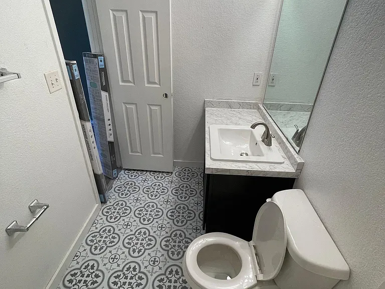 951 W Elm St — Photo 1
