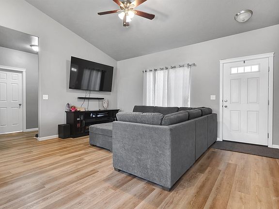4th image of 612 Heidi Ave