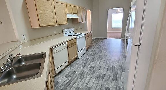 5th image of 1408 Hillsborough Way