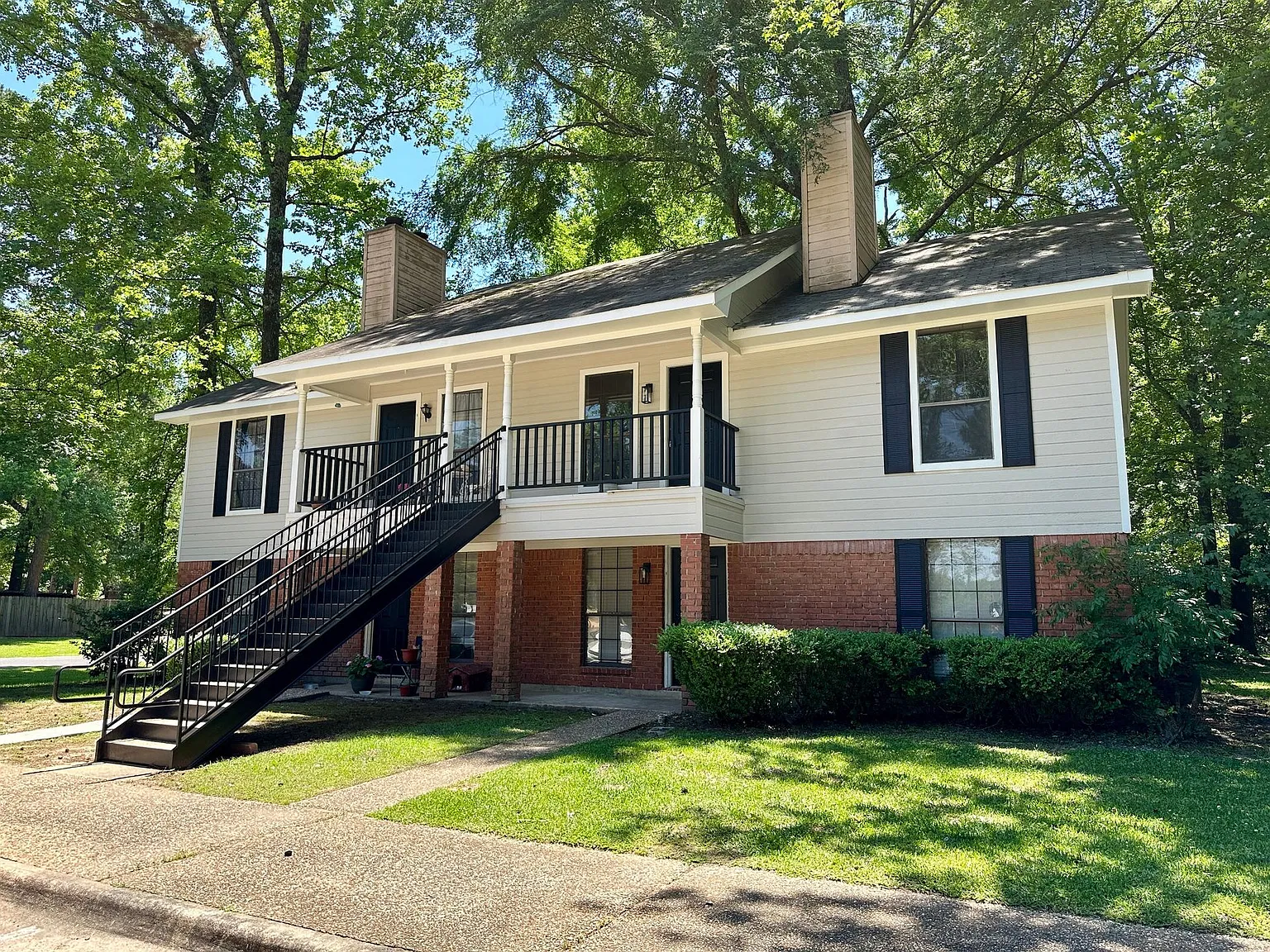 Grand Oaks Apartment Homes — Photo 4