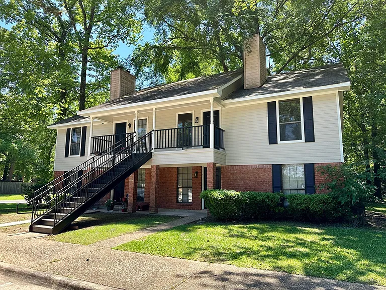 Grand Oaks Apartment Homes — Photo 7
