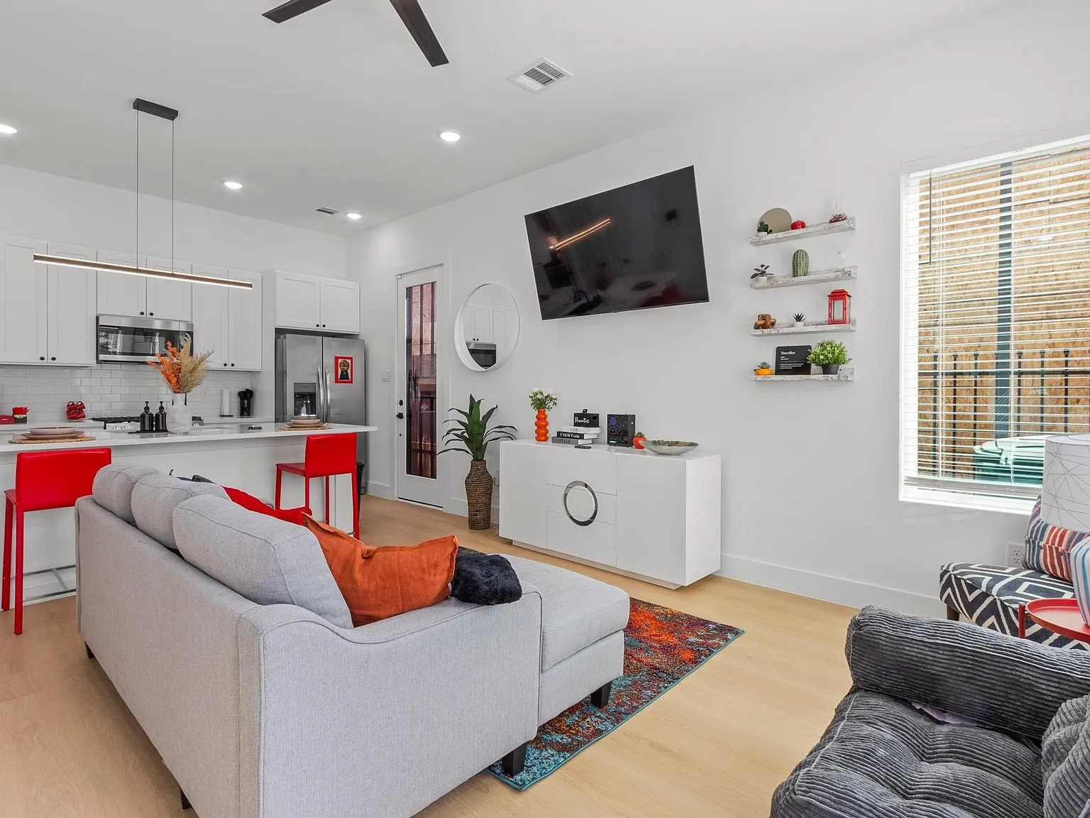 3 bed, 2.5 bath, 1350 sqft, $2,100 — Photo 4